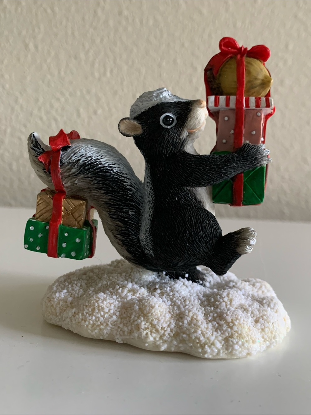Charming Tails "Bearing Gifts" 87/600
Holiday Skunk Figurine